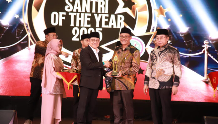 Rektor UIN Banten Raih Penghargaan Santri Inspiratif