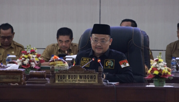 Wakil Ketua DPRD Banten, Yudi Budi Wibowo pimpin Rapat Paripuna Reses Jembatan antara warga dan Pemerintah Daerah.