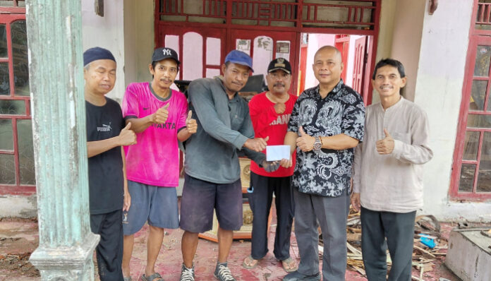 Rumah Warga Roboh Dihantam Angin, Warga Tenjolaya Babakan Kompak Gotong Royong