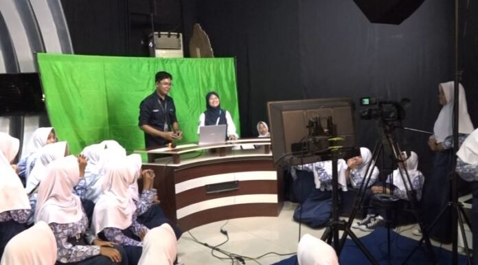 SMP Negeri 3 Pandeglang melakukan kunjungan edukatif ke studio Banten TV di Graha Pena Radar Banten, Rabu, 5 November 2025.