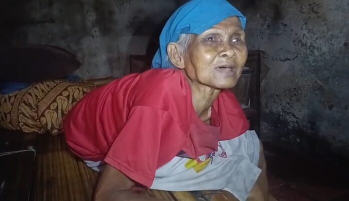 Salinah, perempuan paruh baya asal Kampung Nusa, Desa Parakan, Kecamatan Jawilan, Kabupaten Serang yang tinggal di rumah tidak layak huni (Bantentv.com/ Imron)
