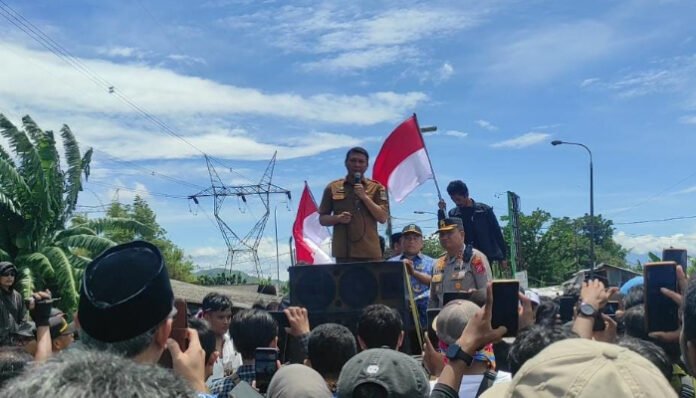 Sekda Banten Deden Apriandhi temui masa aksi yang menolak aktivitas tambang pasir di wilayah Bojonegara - Pulo Ampel, Kabupaten Serang, Senin, 17 November 2025.