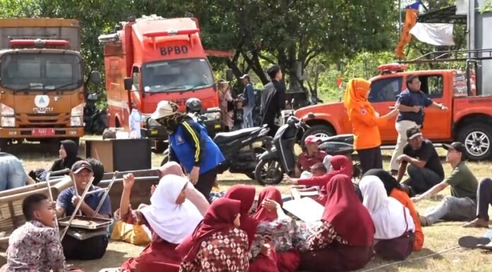 Personel BPBD Kota Serang menggelar simulasi bencana gempa bumi dan banjir di Lapangan Banten Indah Permai, Kelurahan Unyur, Kecamatan Serang (Bantentv.com/ Jaya)