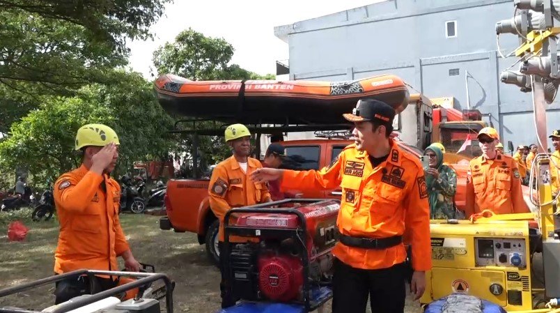 Personel BPBD Kota Serang menggelar simulasi bencana gempa bumi dan banjir di Lapangan Banten Indah Permai, Kelurahan Unyur, Kecamatan Serang (Bantentv.com/ Jaya)