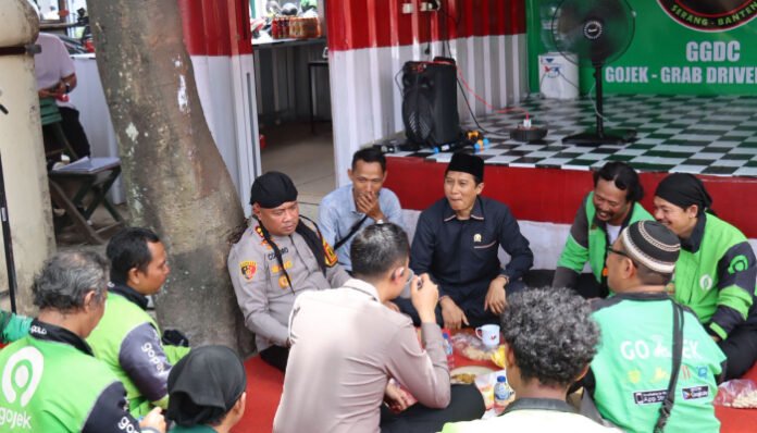 Kapolres Serang AKBP Condro Sasongko sedang berbincang dengan komunitas ojol usai peresmian fasilitas inovatif komunitas ojol.