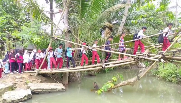 Siswa SD di Pandeglang bertaruh nyawa lewati jembatan bamboo (Banten TV)