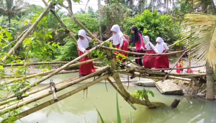 Siswa SD di Pandeglang bertaruh nyawa lewati jembatan bamboo (Banten TV)