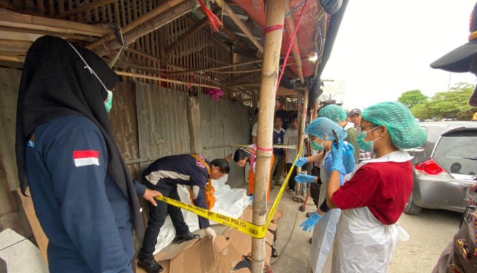 Polisi Evakuasi Sopir Pick Up yang Meninggal Dunia di Jalan Raya Kibin Serang.