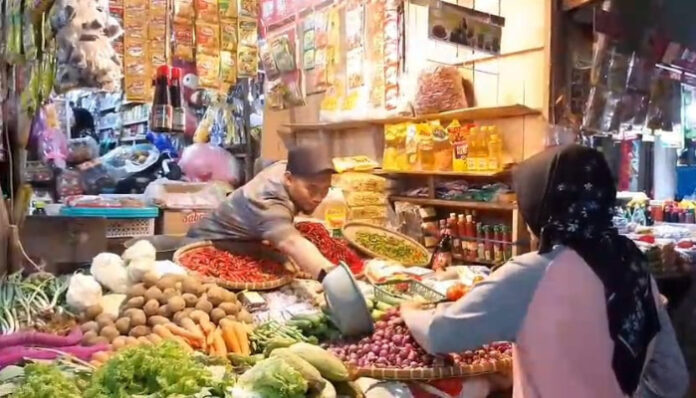 Suasana pasar badak pandeglang pedagang sayur sedang melayani pembeli