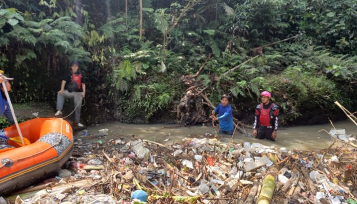 Sungai Cibanten Dipenuhi Sampah