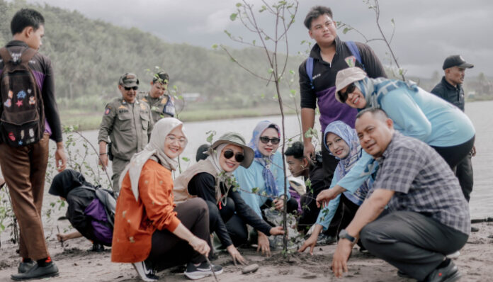 10.000 Mangrove Ditanam di Pesisir Lebak untuk Perkuat Mitigasi Bencana