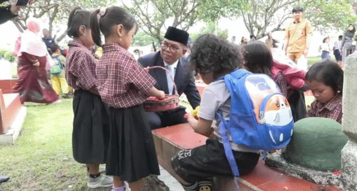 Gubernur Banten Andra Soni melaksanakan kegiatan tabur bunga bersama anak TK usai upacara ziarah Hari Pahlawan Tahun 2025 di Taman Makam Pahlawan, Ciceri, Kota Serang (Bantentv.com/ Hendra)