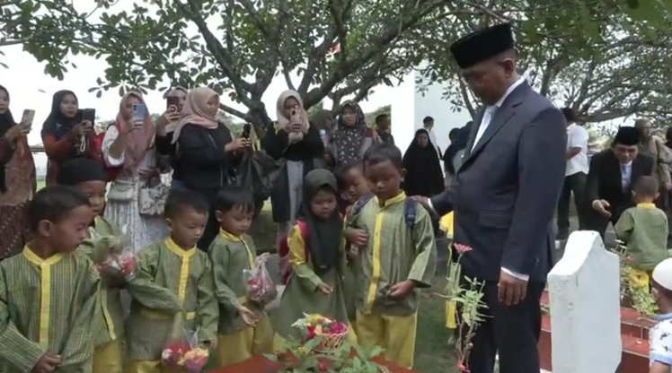 Gubernur Banten Andra Soni melaksanakan kegiatan tabur bunga bersama anak TK usai upacara ziarah Hari Pahlawan Tahun 2025 di Taman Makam Pahlawan, Ciceri, Kota Serang (Bantentv.com/ Hendra)