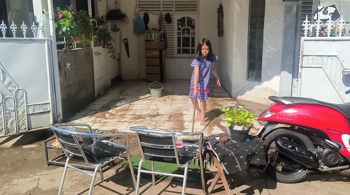 Pascabanjir Pondok Kacang, Warga Pondok Kacang Mulai Bersihkan Lumpur
