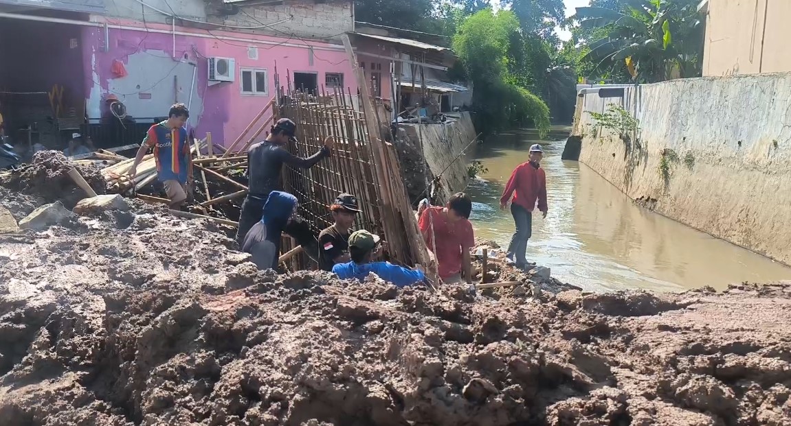 Warga Perumahan Pondok Kacang Prima, Kelurahan Pondok Kacang Timur, Kecamatan Pondok Aren, Tangerang Selatan mulai bergotong royong membersihkan rumah dari sisa lumpur yang menumpuk pasca tanggul jebol (Bantentv.com)
