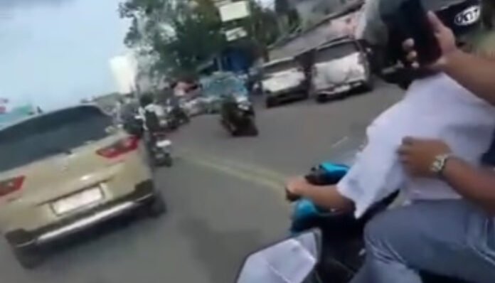 Tangkapan video mobil siswa SMAN 1 Serang yang terbalik usai diduga dikejar pelajar SMK