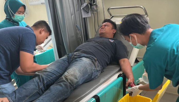 Tersangka Curanmor sedang mendapatkan tindakan medis darurat, setelah menjadi sasaran amuk massa.