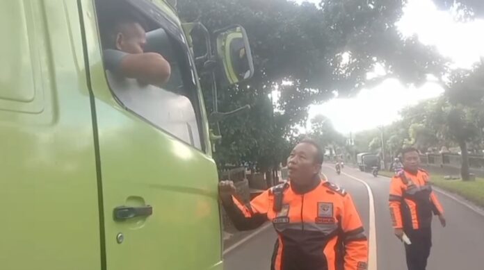 Pemkab Lebak akan memberikan sanksi truk pengangkut tambang yang melanggar jam operasional (Bantentv.com/ Nano)