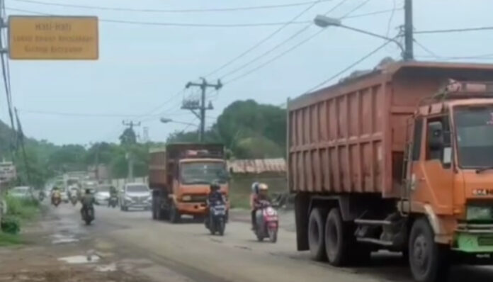 Truk tambang yang melintas di jalan provinsi