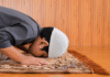 Jadwal salat. Ilustrasi seorang muslim sedang menunaikan salat (Garakta Studio)