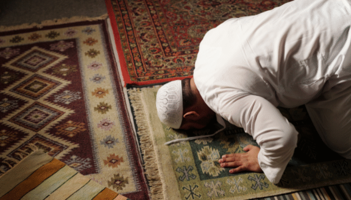 Jadwal salat. Ilustrasi seseorang sedang salat (Pressmaster)