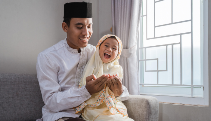 Jadwal salat. Ilustrasi seseorang sedang mengajarkan anaknya beribadah (Alamy Collection)