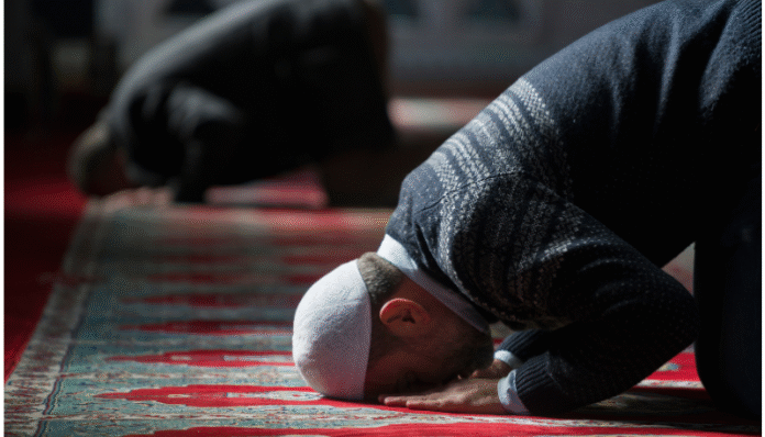 Jadwal salat. Ilustrasi seseorang sedang menunaikan salat (Getty Images)