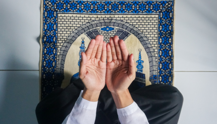 Jadwal salat. Ilustrasi seseorang sedang berdoa setelah salat (Miwbie Studio)