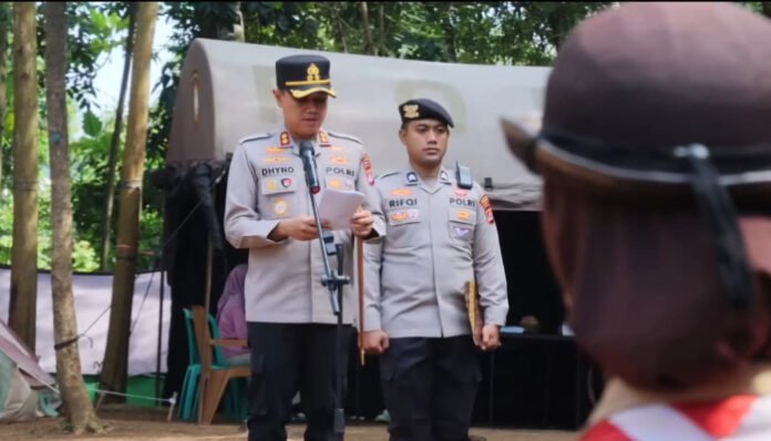 Kapolres Pandeglang AKBP Dhyno Indra Setyadi memimpin langsung upacara penutupan sekaligus pelantikan kepengurusan Dewan Saka Bhayangkara Polres Pandeglang Angkatan ke-19 Tahun 2025.