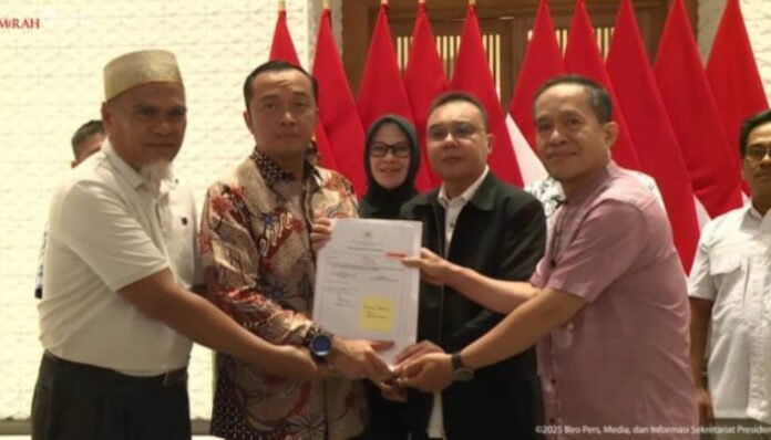 Usai viral, guru yang dipecat kini dapat rehabilitasi presiden _ Faisal Tanjung, LSM pelapor guru yang dipecat (Foto : Biro Humas Sekretariat Presiden/DKPP)