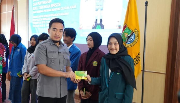 Wali Kota Cilegon serahkan beasiswa Cilegon Juare