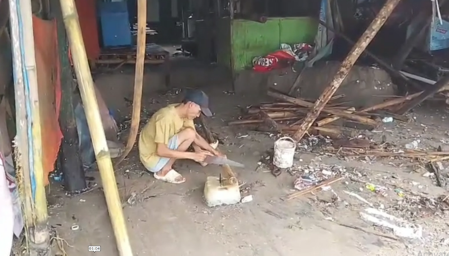 Gelombang tinggi air laut menerjang pesisir pantai selatan Banten hingga merusak sejumlah warung (Bantentv.com/ Nano)
