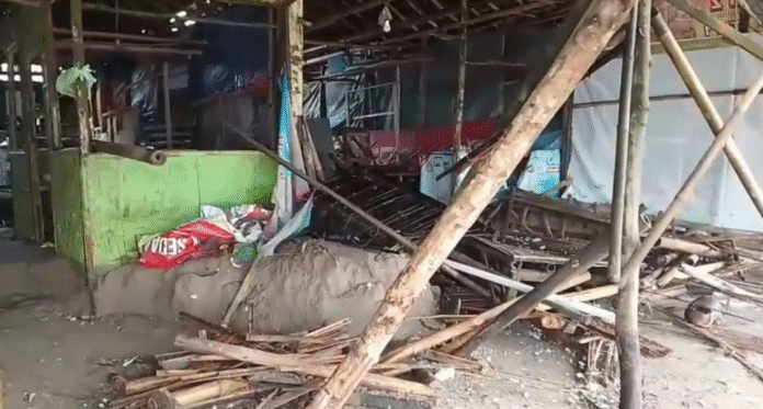 Gelombang tinggi air laut menerjang pesisir pantai selatan Banten hingga merusak sejumlah warung (Bantentv.com/ Nano)