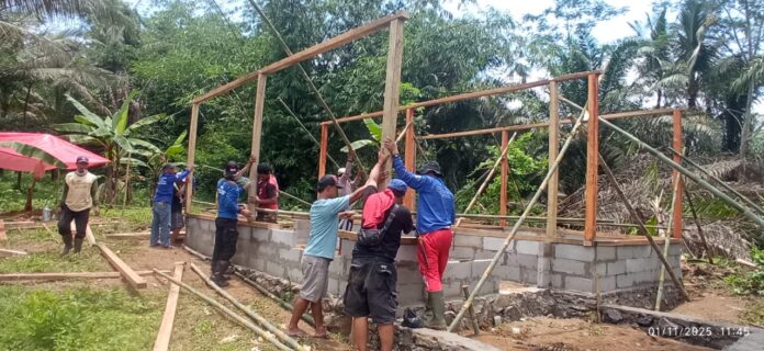KSB Kecamatan Angsana, Karang Taruna, serta Pemkab Pandeglang melakukan kegiatan bedah rumah untuk warga kurang mampu yang tinggal di hunian tak layak (Bantentv.com/ Rangga)