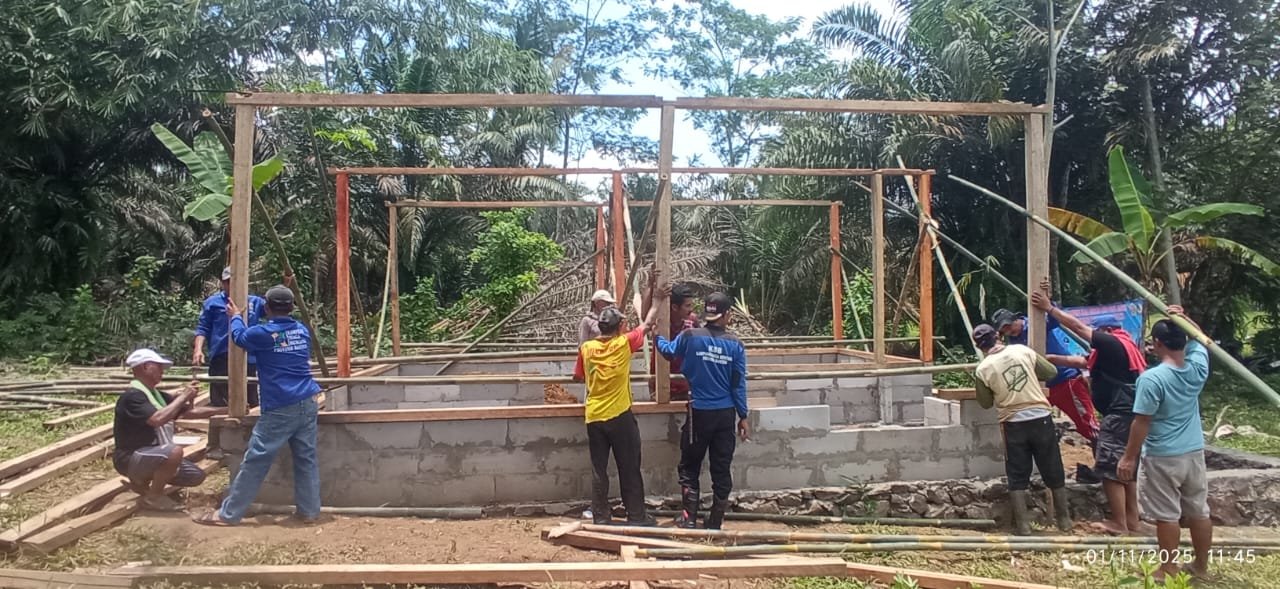 KSB Kecamatan Angsana, Karang Taruna, serta Pemkab Pandeglang melakukan kegiatan bedah rumah untuk warga kurang mampu yang tinggal di hunian tak layak (Bantentv.com/ Rangga)