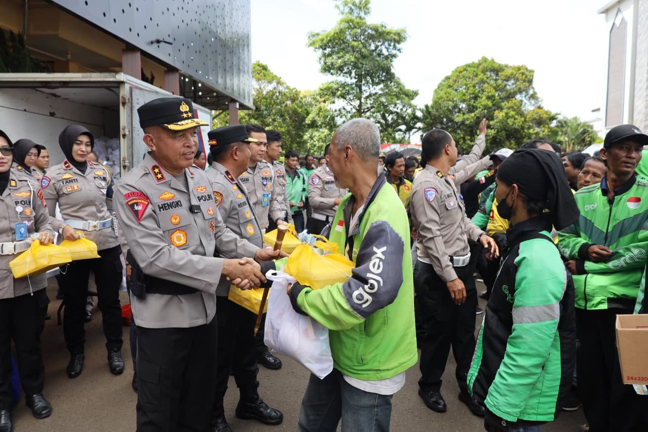 Polda Banten menggelar kegiatan bertajuk “Apel Ojol Kamtibmas, Wujudkan Banten yang Aman” di Lapangan Polda Banten, Jumat, 7 November 2025.