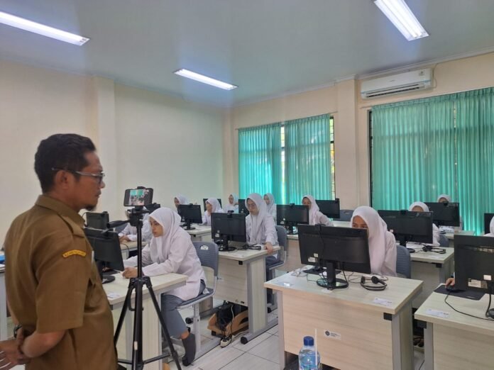 Siswa mengikuti Tes Kemampuan Akademik (TKA) di SMA Plus 30 Juz pada Senin, 3 November 2025 (Bantentv.com/ Anisa)