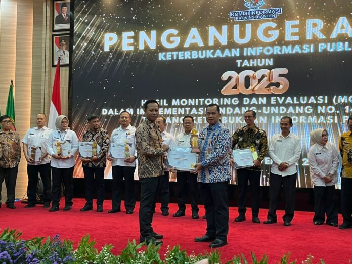 Biro Pemotda Banten meraih penghargaan Badan Publik Informatif Tahun 2025 (Bantentv.com/ Hendra)