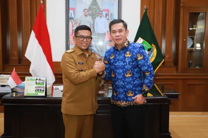 Kepala Kantor Wilayah BPN Provinsi Banten, Harison Mocodompis, melakukan kunjungan silaturahmi kepada Gubernur Provinsi Banten, Andra Soni, pada Senin, 17 Oktober 2025 (Bantentv.com/ Hendra)