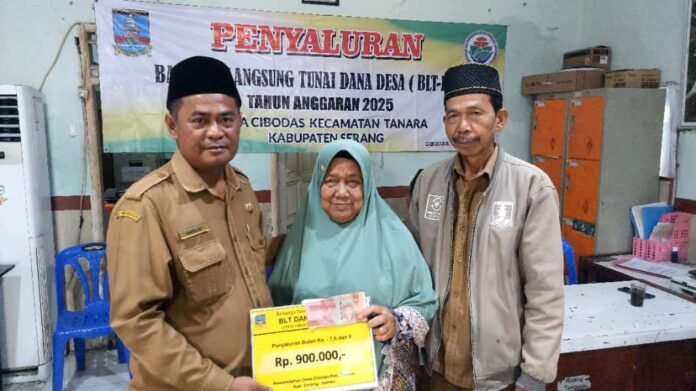 Warga Desa Cibodas, Kecamatan Tanara, Kabupaten Serang menerima bantuan langsung tunai atau BLT dari dana desa (Bantentv.com/ Riki)