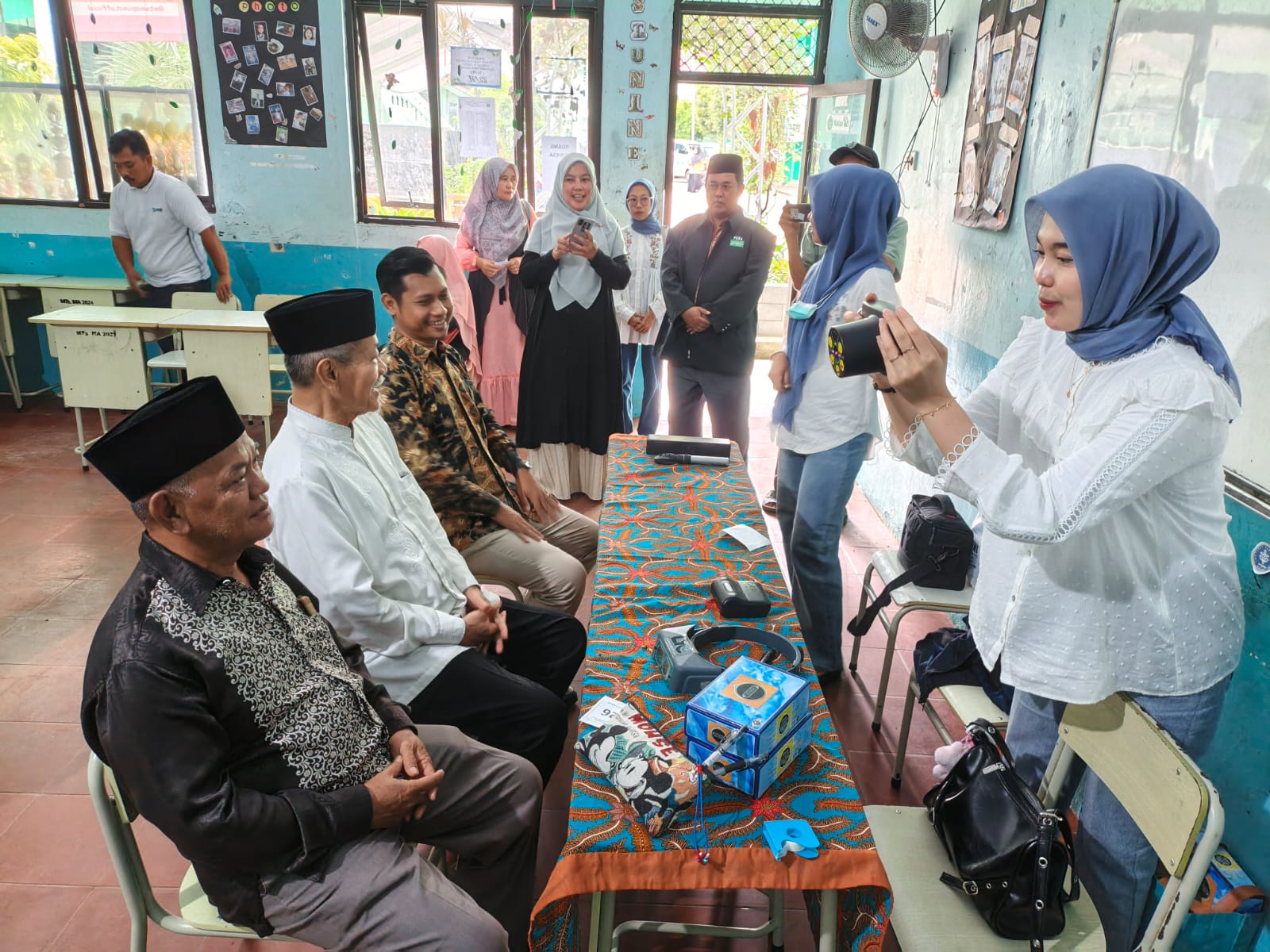 Kegiatan bakti sosial pemeriksaan dan operasi katarak di MA Pusat Menes, hasil kolaborasi PBMA, PGMA, serta Klinik Mata Saruni Pandeglang (Bantentv.com/ Rangga)