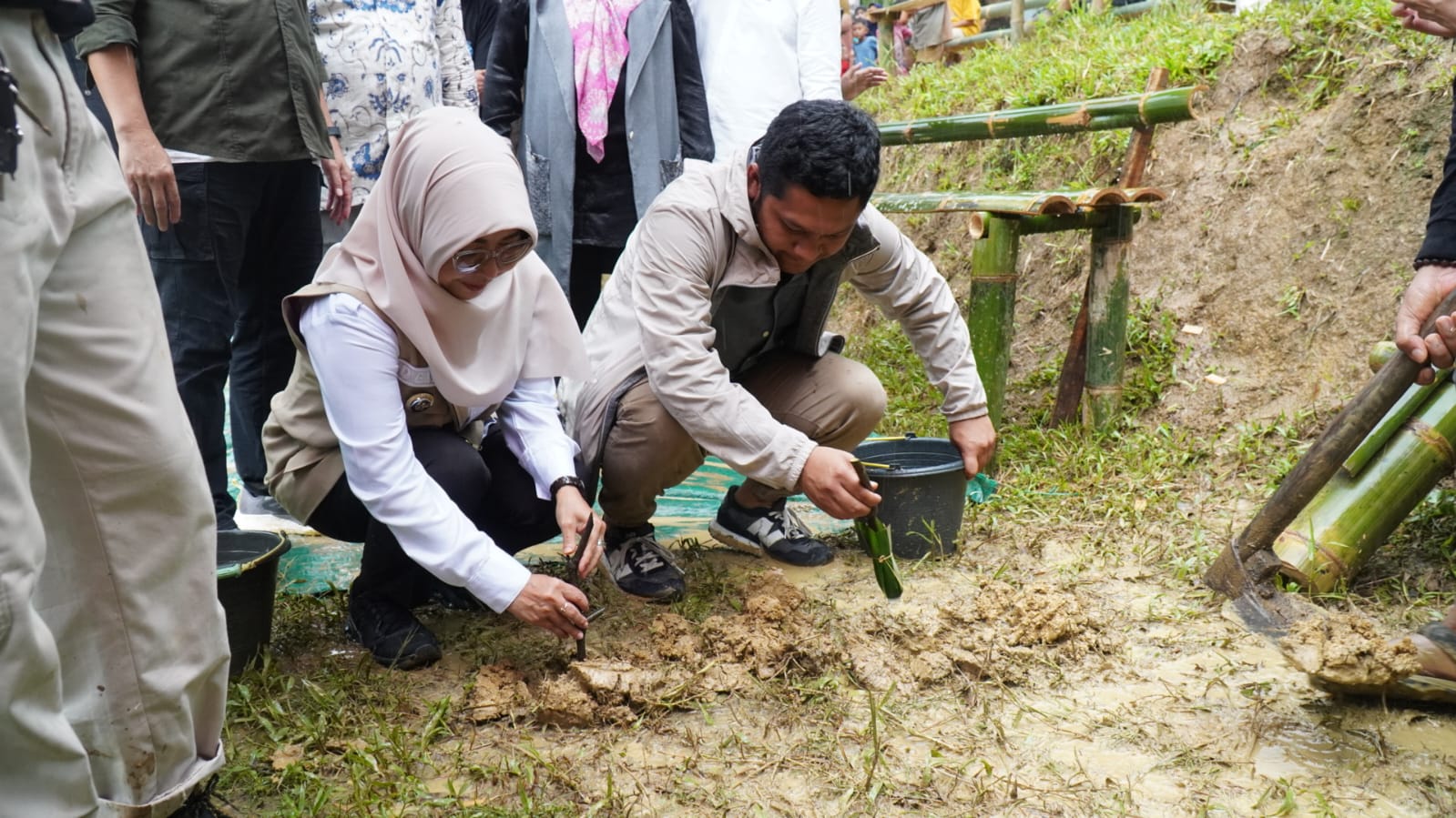 Bupati Pandeglang Raden Dewi menanam pohon kawao pada rangkaian Festival Aren Musang di Kampung Babakan Sabrang, Desa Cibaliung, Minggu 23 November 2025 (Bantentv.com/ Rangga)