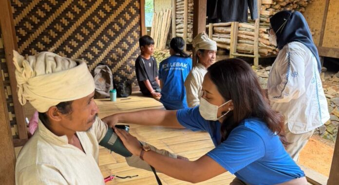 IDI Cabang Kabupaten Lebak HISFARSI Pengurus Daerah, IAI Jakarta melaksanakan bakti sosial kepada masyarakat baduy di Desa Kanekes, Kecamatan Leuwidamar, pada Sabtu, 22 November 2025 (Bantentv.com/ Nano)