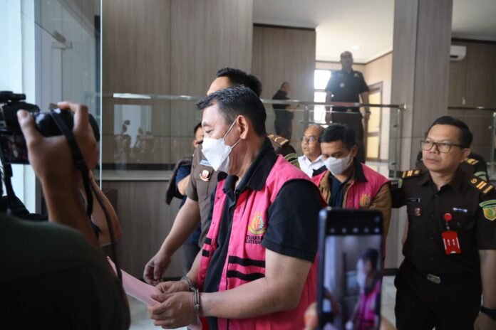 Kejati Banten resmi menahan dua tersangka dalam kasus dugaan korupsi jual beli minyak goreng curah yang melibatkan PT ABM dan PT KAN (Bantentv.com/ Imron)