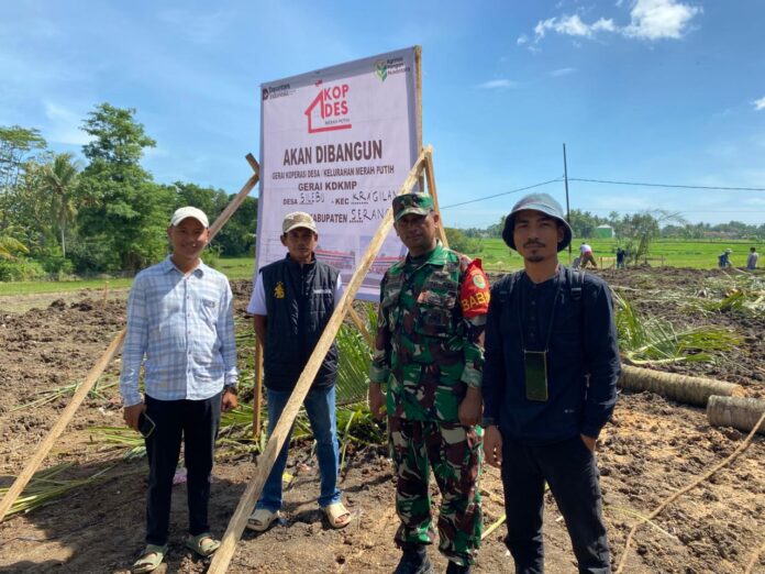 Suasana pembangunan gerai kopdes merah putih di desa Silebu, kecamatan Kragilan, kabupaten Serang (Bantentv.com/ Riki)