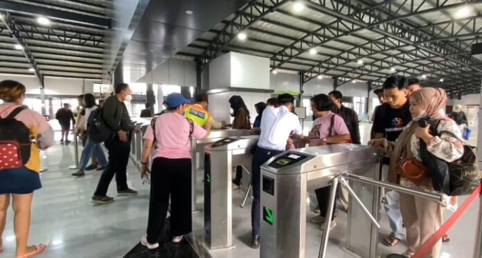Uji coba pengoperasian gedung baru Stasiun Rangkasbitung Ultimate di Kabupaten Lebak resmi dimulai pada Selasa, 25 November 2025 (Bantentv.com/ Nano)