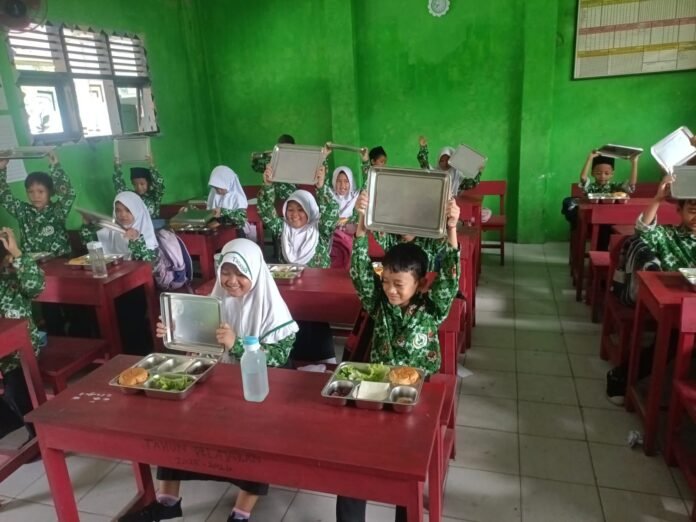 Polres Serang melalui SPPG Ngariung Iman Ngariung Aman kembali mendistribusikan 2.166 porsi MBG untuk 13 sekolah (Bantentv.com/ Imron)