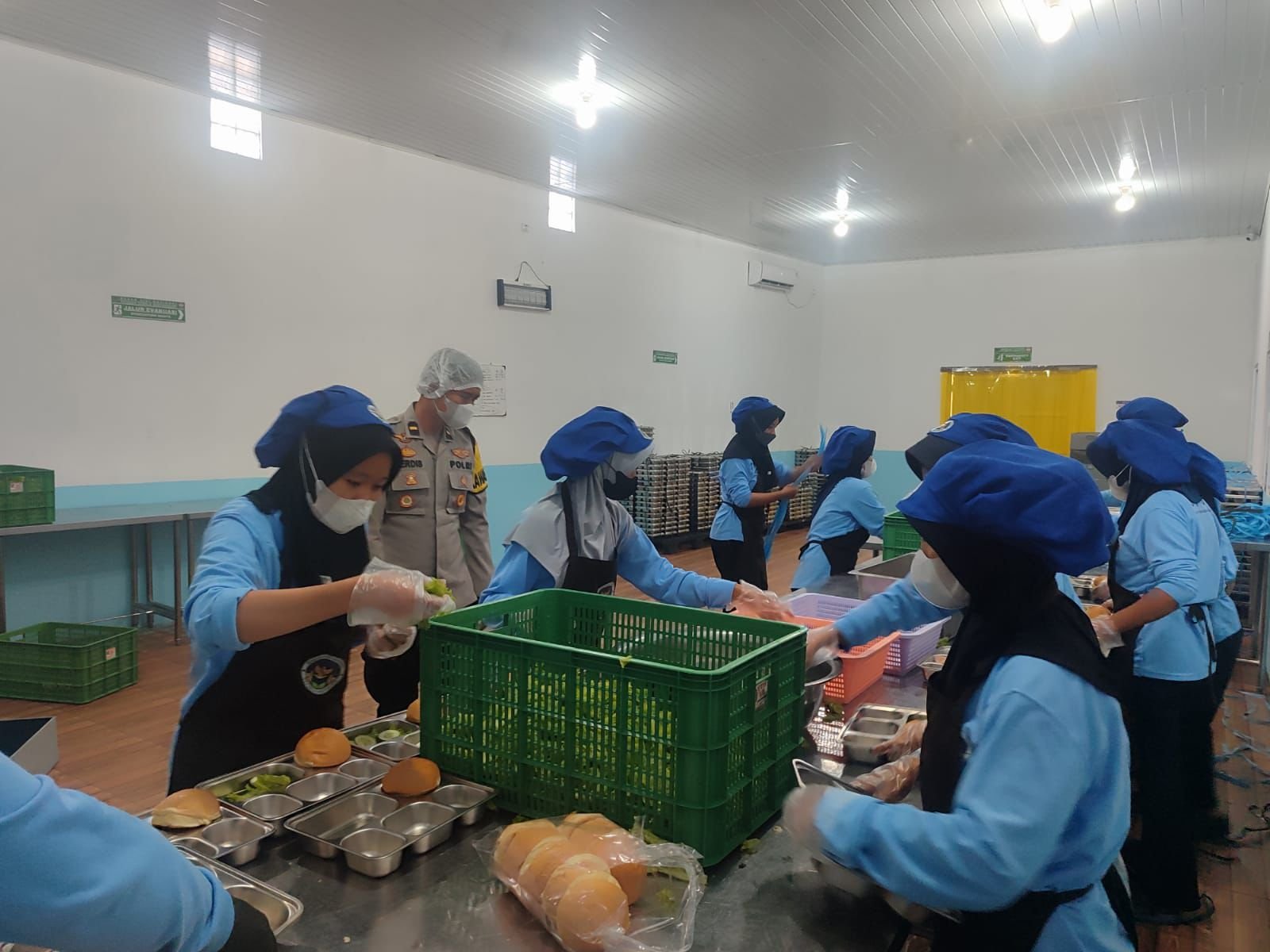 Polres Serang melalui SPPG Ngariung Iman Ngariung Aman kembali mendistribusikan 2.166 porsi MBG untuk 13 sekolah (Bantentv.com/ Imron)