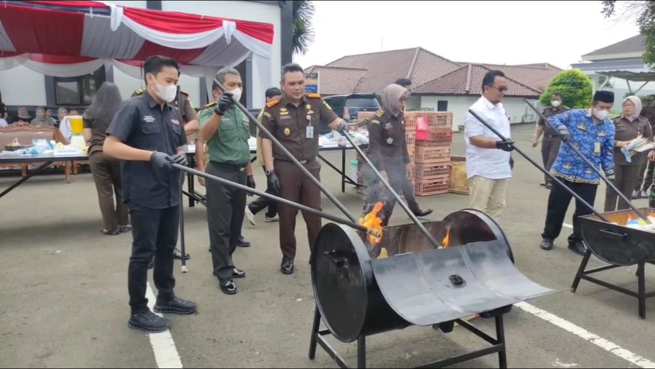 Kajari Pandeglang bersama unsur Forkopimda melakukan pemusnahan barang bukti hasil kejahatan sebanyak 54 perkara (Bantentv.com/ Rangga)