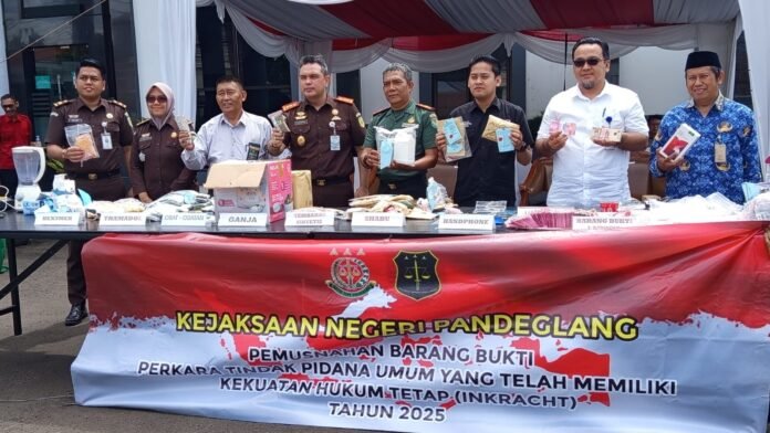 Kajari Pandeglang bersama unsur Forkopimda melakukan pemusnahan barang bukti hasil kejahatan sebanyak 54 perkara (Bantentv.com/ Rangga)